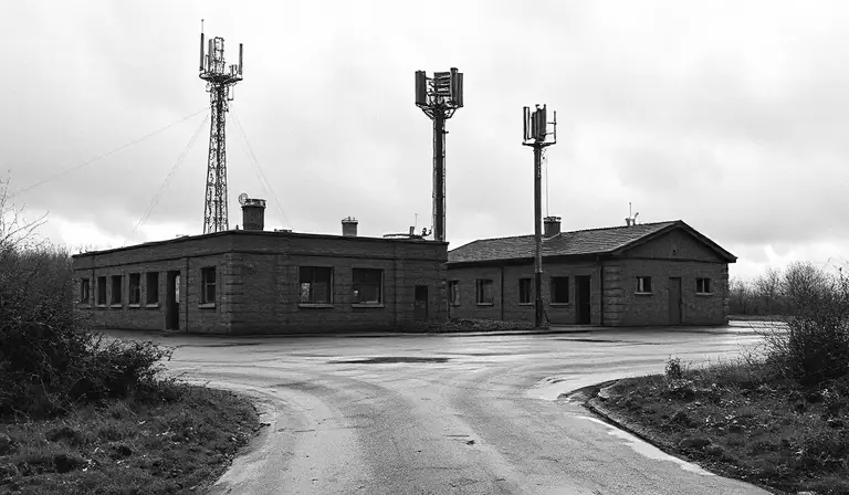Ancienne station de transmissions entourée de ronces.