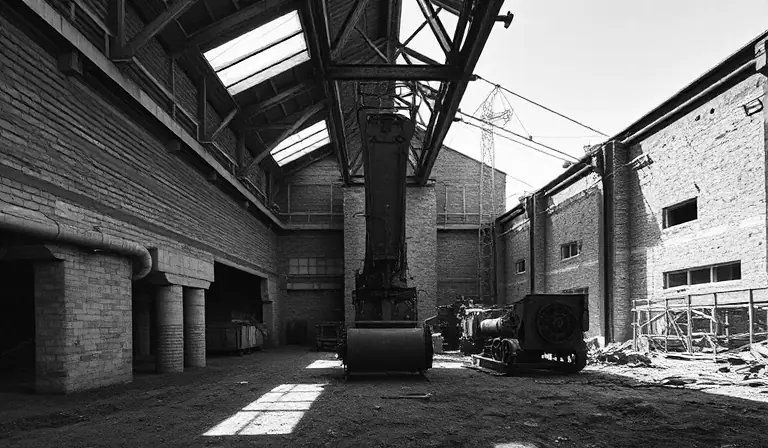 Atelier minier abandonné avec ses équipements rouillés et son ancien puits.