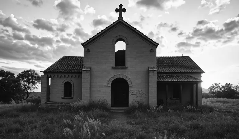 Petite église rurale en ruine dans un paysage vallonné.