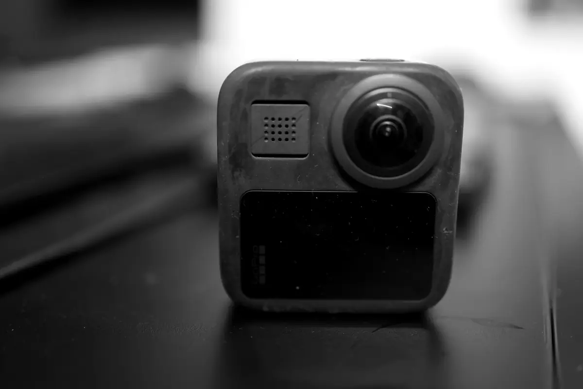 Une caméra 360° à deux objectifs posée sur une table