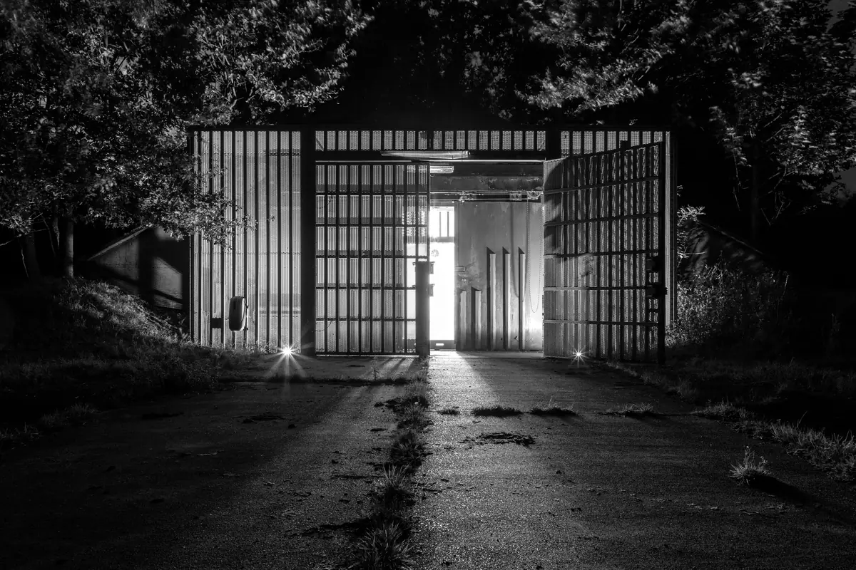 L’entrée d’un bunker abandonné, éclairée de nuit au milieu de la végétation