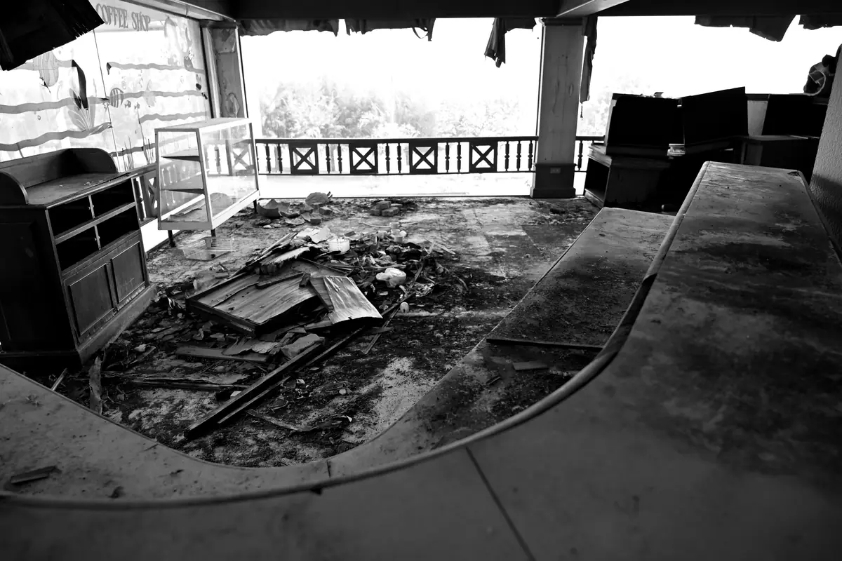 L’intérieur d’un bâtiment abandonné couvert de poussière et de débris