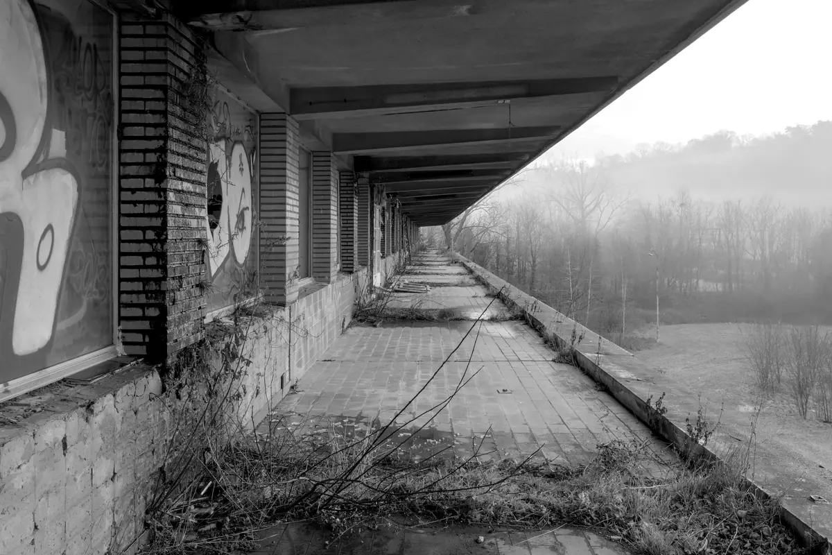 La galerie d’un préventorium abandonné en Belgique, ouverte sur la forêt
