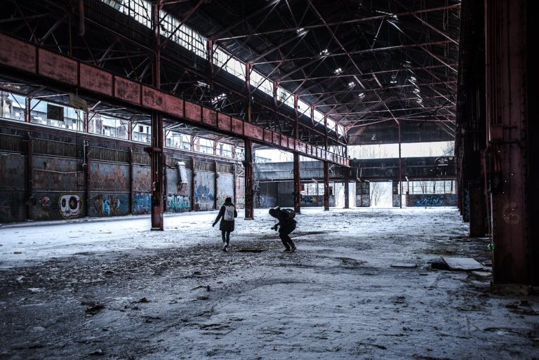 Deux personnes qui font de l'urbex